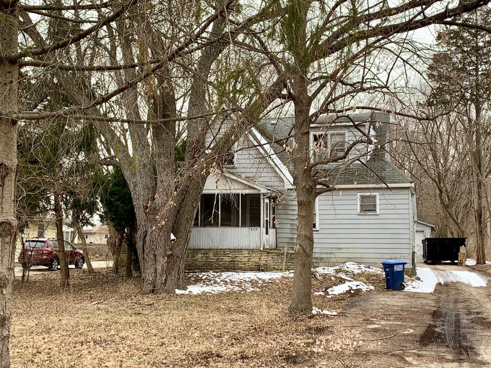 Single Family Home in Downers Grove, IL - Building Photo