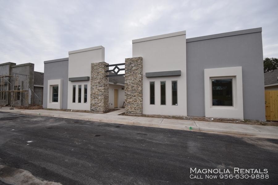 101 E Tropic Star Dr-Unit -G in Pharr, TX - Building Photo