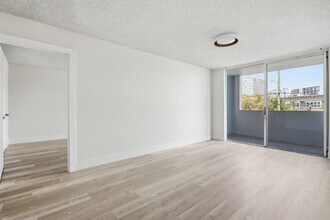 1010 NW 11th St, Unit 206 in Miami, FL - Building Photo - Building Photo