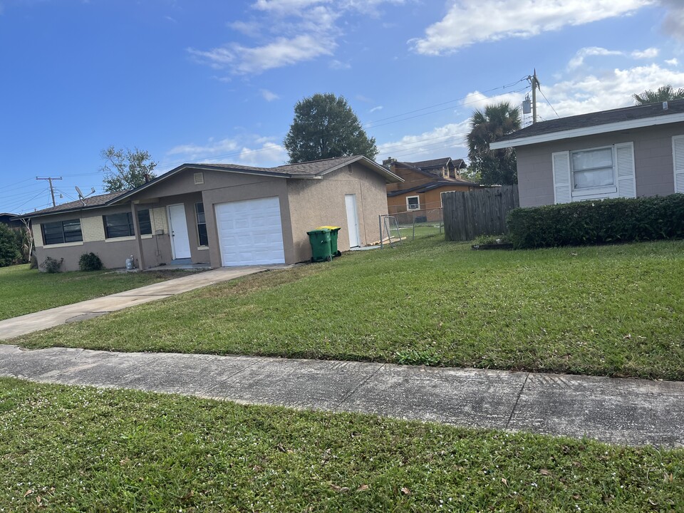 3713 Brockington Cir in Cocoa, FL - Foto de edificio