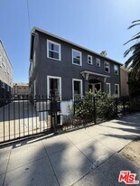 5526 Franklin Ave in Los Angeles, CA - Building Photo