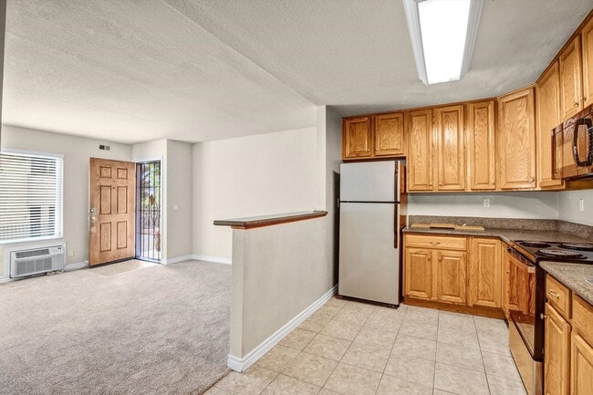 1661 Bayview Heights Dr in San Diego, CA - Foto de edificio - Building Photo