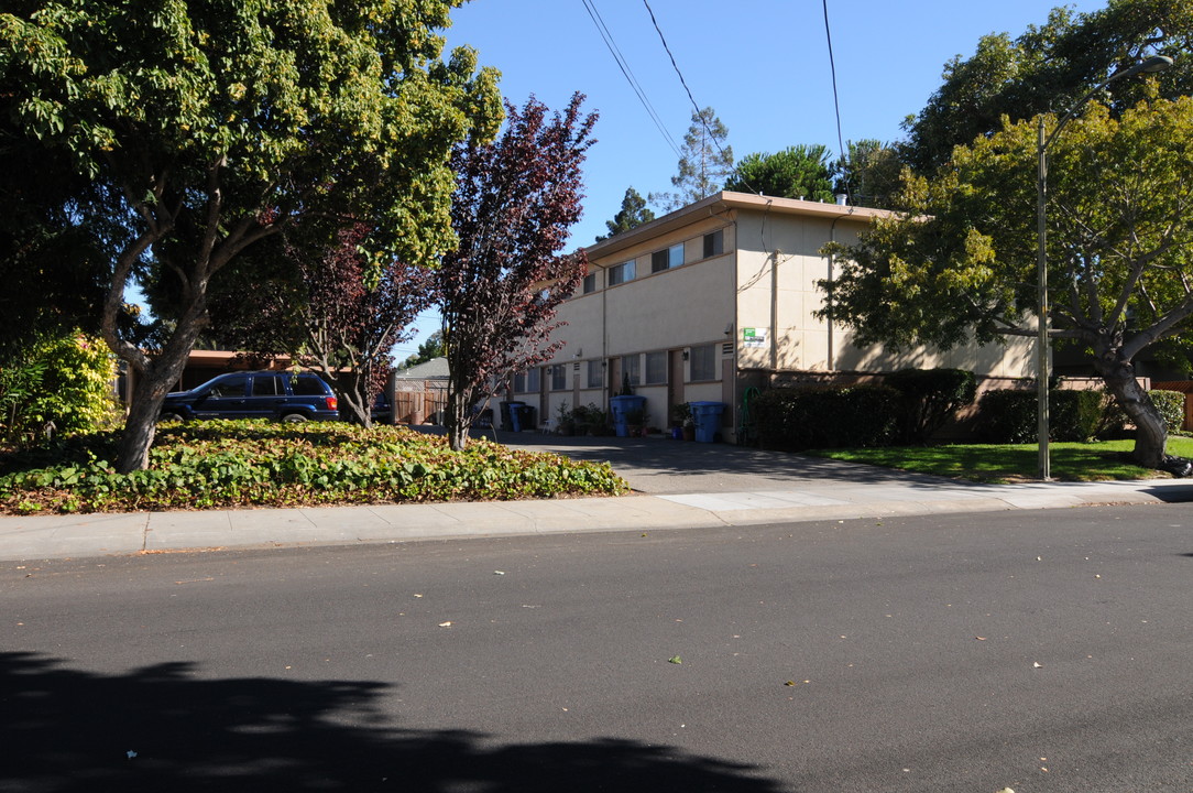 744 Sutter Ave in Palo Alto, CA - Foto de edificio