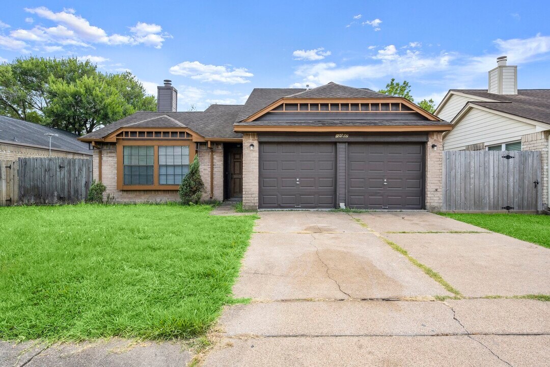 12007 Mountain Ridge Rd in Houston, TX - Building Photo