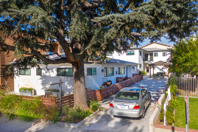 423 E Elmwood Ave in Burbank, CA - Building Photo - Primary Photo