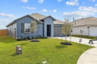 1702 Miller Ter in Lockhart, TX - Building Photo