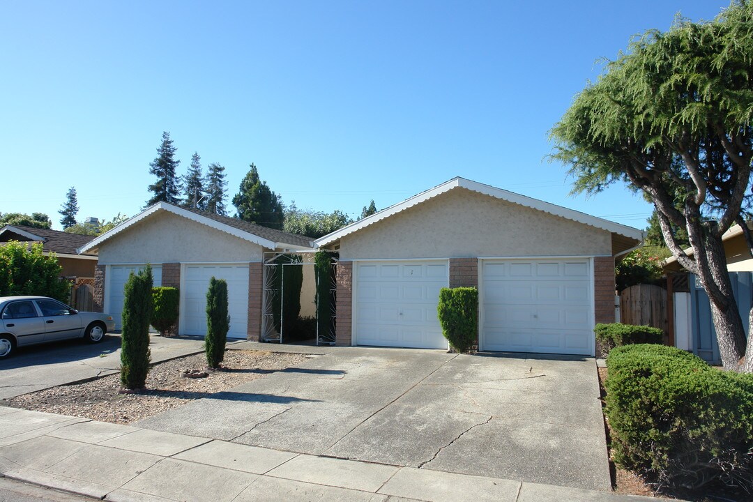 2428 Karen Dr in Santa Clara, CA - Foto de edificio