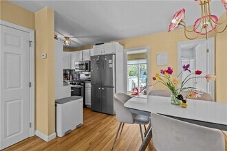 17 Narragansett Ave in Newport, RI - Building Photo - Building Photo