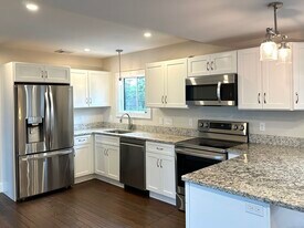 20 Mechanic St in Stonington, CT - Building Photo