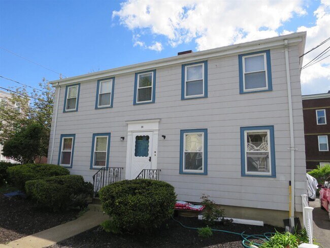 28 Linden Ave, Unit 1 in Somerville, MA - Foto de edificio - Building Photo