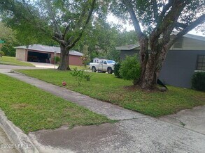 4305 Bessie Cir W in Jacksonville, FL - Building Photo - Building Photo