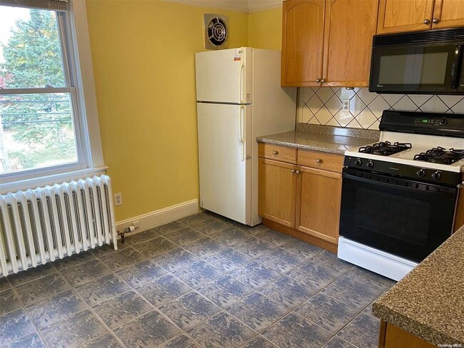 103 Sherman Ave in Williston Park, NY - Building Photo - Building Photo