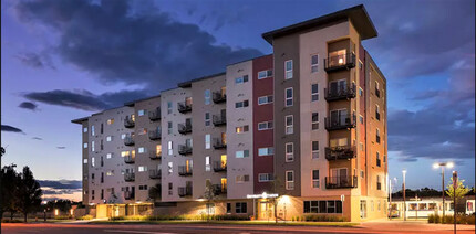 University Station Senior in Denver, CO - Foto de edificio - Building Photo