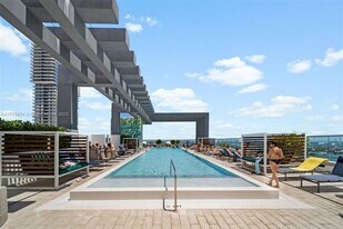 2150 N Bayshore Dr, Unit 1605 in Miami, FL - Building Photo