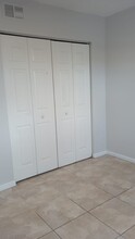 2431 NW 56th Ave in Lauderhill, FL - Foto de edificio - Building Photo