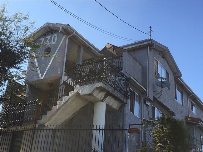 730 W 5th St in San Pedro, CA - Foto de edificio - Building Photo