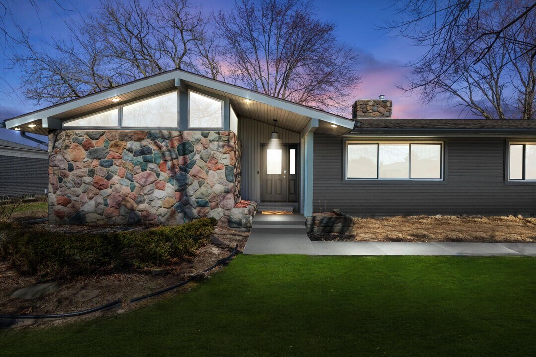 16615 Walcliff Dr in Clinton Township, MI - Building Photo