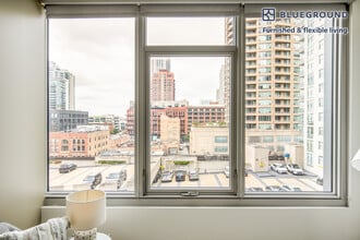 165 N Desplaines St in Chicago, IL - Building Photo - Building Photo