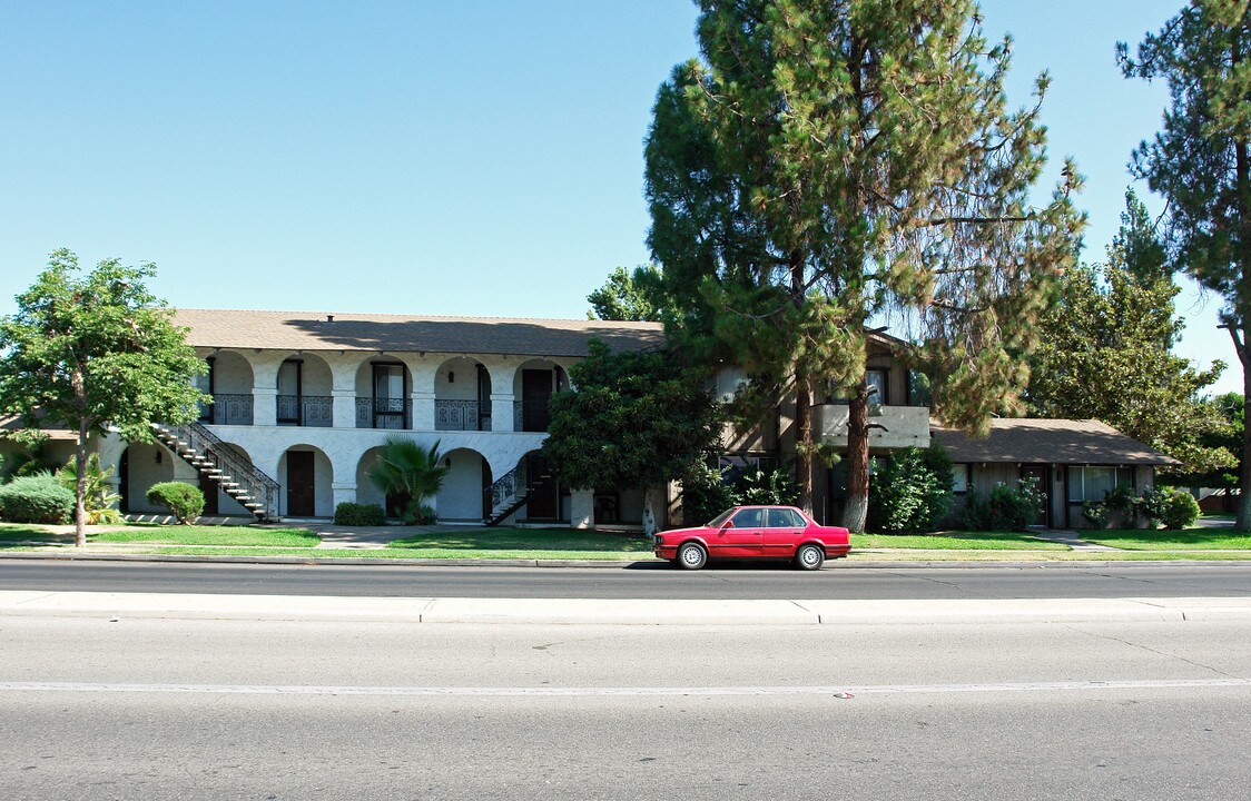 1748 W Ashlan Ave in Fresno, CA - Building Photo