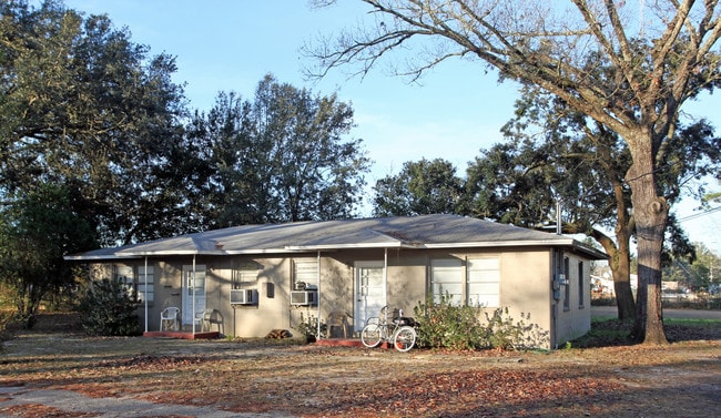 Country Oak Apartments in Pensacola, FL - Building Photo - Building Photo