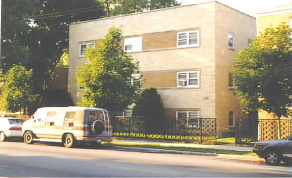 7033 W Diversey Ave in Chicago, IL - Building Photo