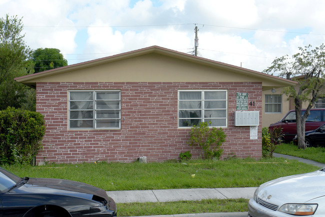 41 W 31st St in Hialeah, FL - Foto de edificio - Building Photo