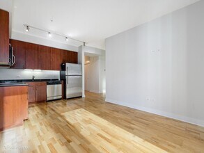 1043 W Madison St, Unit 27R in Chicago, IL - Building Photo - Building Photo