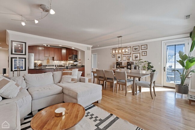 1426 N Orleans St, Unit 203 in Chicago, IL - Building Photo - Building Photo