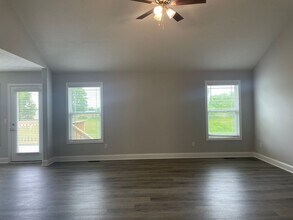 560 Labrador Dr in Plum Springs, KY - Building Photo - Building Photo