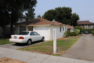 840 Calderon Ave in Mountain View, CA - Building Photo - Building Photo