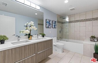 901 S Gramercy Dr in Los Angeles, CA - Building Photo - Building Photo