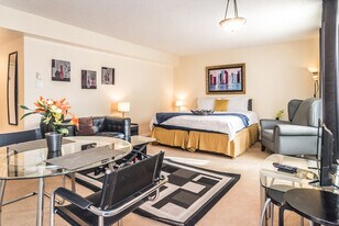 218 Rue Sainte-Catherine E in Montréal, QC - Building Photo