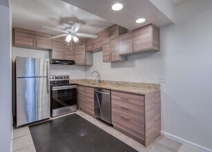 809 N Federal Hwy, Unit 0030 in Lake Worth Beach, FL - Building Photo - Building Photo