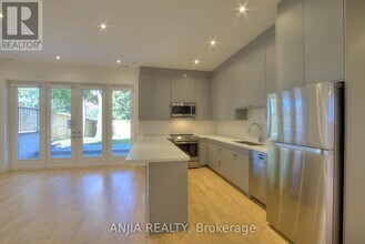 23 Cresthaven Dr in Toronto, ON - Building Photo - Building Photo