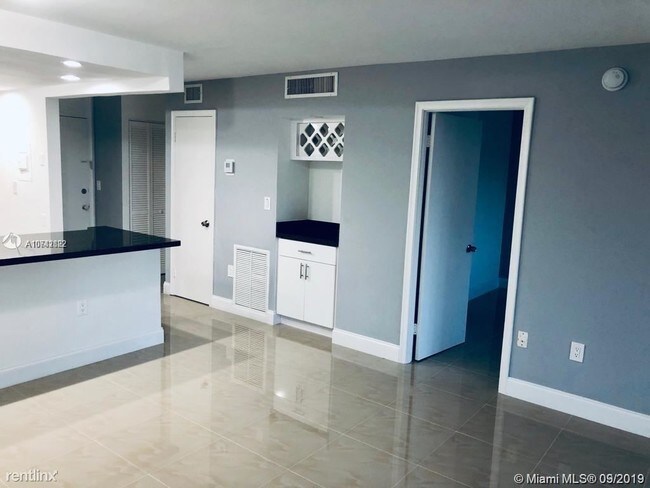 3551 NE 169th St-Unit -# 3 in North Miami Beach, FL - Building Photo - Building Photo