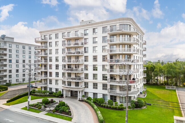 2900 De La Côte-Vertu Boul in Montréal, QC - Building Photo - Building Photo