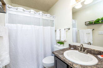 Sun Prairie/Vista Court Apartments in West Des Moines, IA - Building Photo - Interior Photo