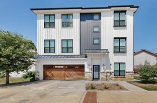 800 S Welch St in Denton, TX - Building Photo