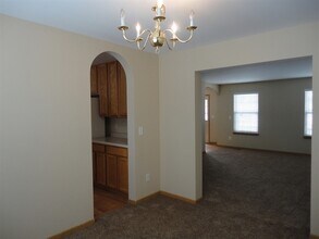 1482 Sunflower Dr in Dekalb, IL - Foto de edificio - Building Photo