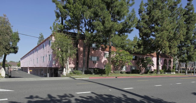 Villa Grande Apartments in Buena Park, CA - Foto de edificio - Building Photo