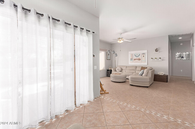 16215 W Desert Winds Dr in Surprise, AZ - Foto de edificio - Building Photo