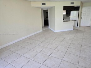 8255 Lake Dr in Doral, FL - Building Photo - Building Photo