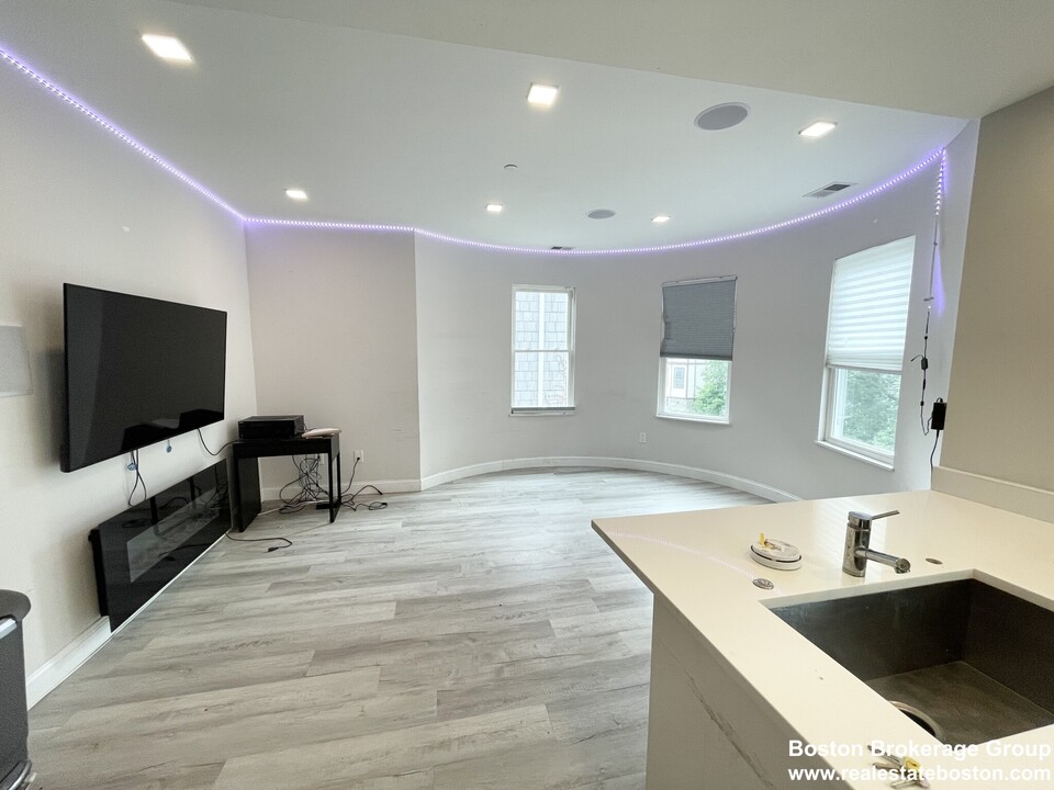 113 Hillside St, Unit 3 in Boston, MA - Foto de edificio