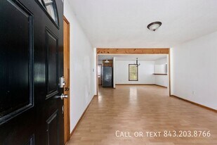 1966 Suzanne St in Johns Island, SC - Building Photo