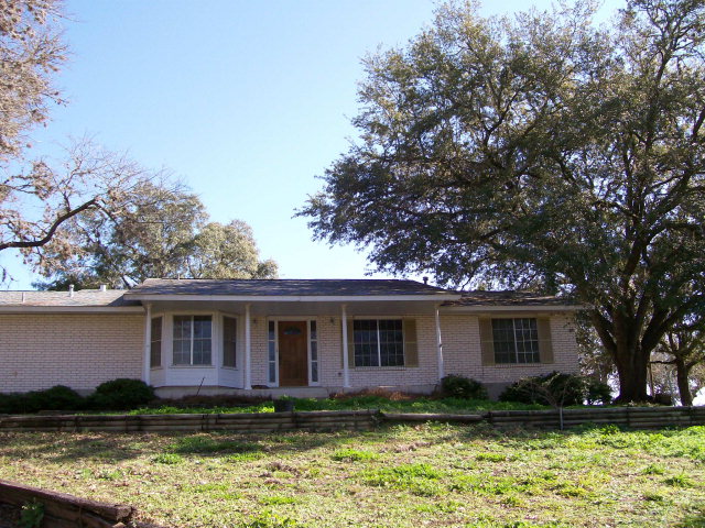 124-126 W Hampton Dr in Seguin, TX - Foto de edificio