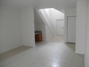 912 Talia Cir in Lake Worth Beach, FL - Foto de edificio - Building Photo