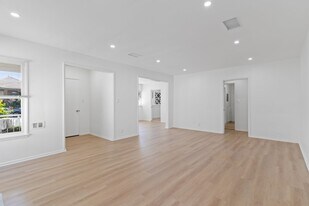 237 Belmont Ave in Long Beach, CA - Building Photo