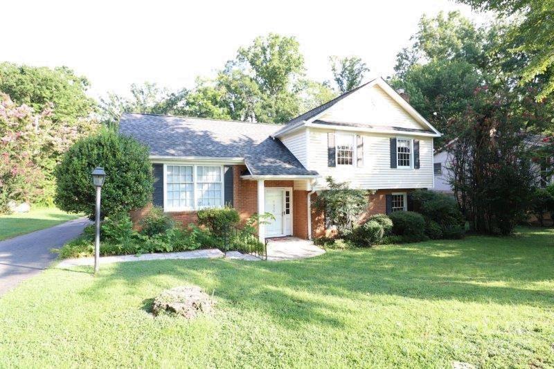 5950 Sharon Rd in Charlotte, NC - Building Photo