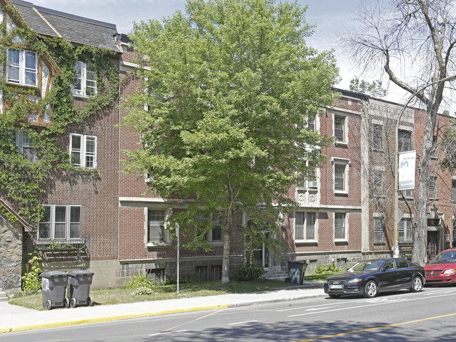 2521 Édouard-Montpetit in Montréal, QC - Building Photo - Primary Photo