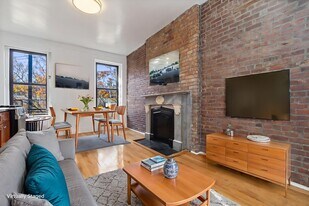 300 W 10th St in New York, NY - Building Photo